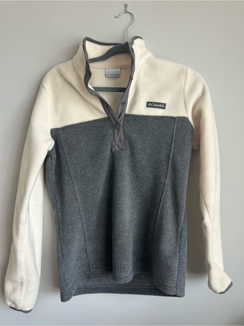 Columbia Two-Tone Gray and Cream Fleece Pullover